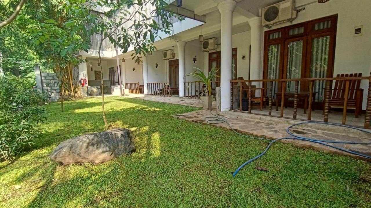 French Garden Kandy Bagian luar foto